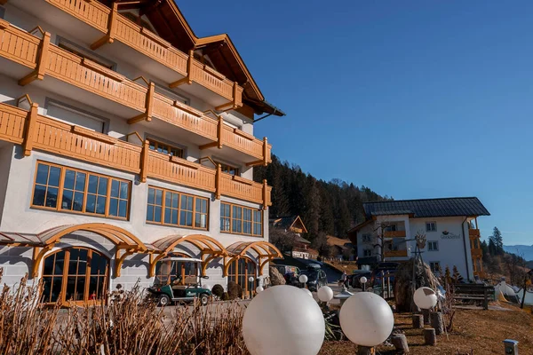 Laag Uitzicht Alpine Hotel Gebouwen Met Heldere Blauwe Lucht Achtergrond — Stockfoto
