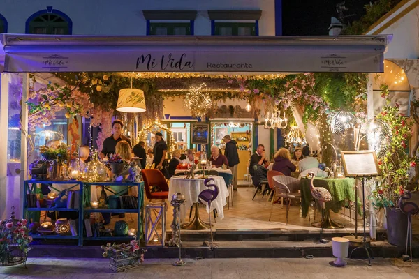 Klanten Zitten Verlichte Vida Restaurant Aan Hoofdstraat Puerto Mogan Resort — Stockfoto