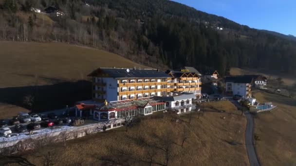 Hermoso Hotel Alpino Lujo Cima Montaña Durante Primavera Vista Del — Vídeos de Stock