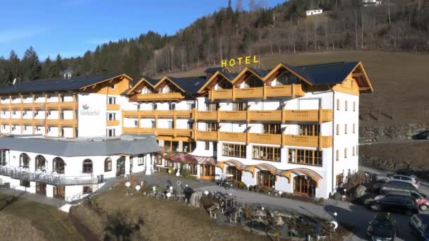 Beautiful Luxury Alpine Hotel Top Mountain Spring Time Holiday Concept — Vídeo de Stock