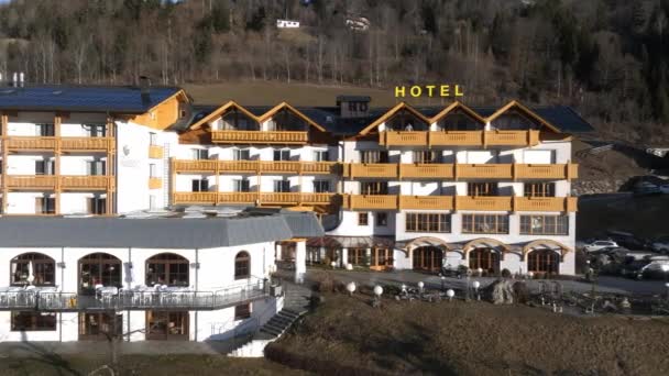 Bellissimo Hotel Alpino Lusso Cima Alla Montagna Durante Periodo Primaverile — Video Stock