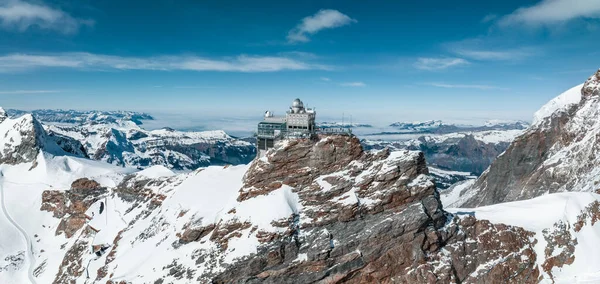 位于欧洲山顶的狮身人面像观测台的空中全景 该观测台是世界上位于瑞士上贝内塞奥伯兰君夫鲁火车站的最高观测台之一 — 图库照片