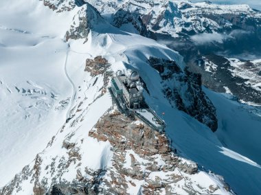 Jungfraujoch 'taki Sphinx Gözlemevi' nin hava manzarası - Dünyanın en yüksek gözlemevlerinden biri olan Avrupa 'nın tepesi, Jungfrau tren istasyonunda, Bernese Oberland, İsviçre.