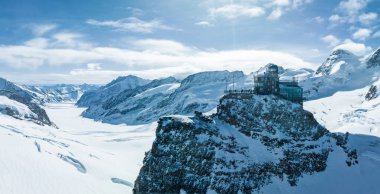 Jungfraujoch 'taki Sphinx Gözlemevi' nin hava manzarası - Dünyanın en yüksek gözlemevlerinden biri olan Avrupa 'nın tepesi, Jungfrau tren istasyonunda, Bernese Oberland, İsviçre.