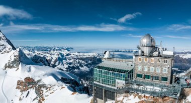Jungfraujoch 'taki Sphinx Gözlemevi' nin hava manzarası - Dünyanın en yüksek gözlemevlerinden biri olan Avrupa 'nın tepesi, Jungfrau tren istasyonunda, Bernese Oberland, İsviçre.