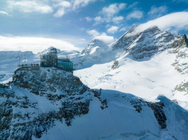 Jungfraujoch 'taki Sphinx Gözlemevi' nin hava manzarası - Dünyanın en yüksek gözlemevlerinden biri olan Avrupa 'nın tepesi, Jungfrau tren istasyonunda, Bernese Oberland, İsviçre.