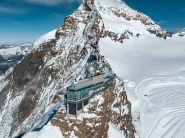 Jungfraujoch 'taki Sphinx Gözlemevi' nin hava manzarası - Dünyanın en yüksek gözlemevlerinden biri olan Avrupa 'nın tepesi, Jungfrau tren istasyonunda, Bernese Oberland, İsviçre.