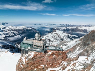 Jungfraujoch 'taki Sphinx Gözlemevi' nin hava manzarası - Dünyanın en yüksek gözlemevlerinden biri olan Avrupa 'nın tepesi, Jungfrau tren istasyonunda, Bernese Oberland, İsviçre.