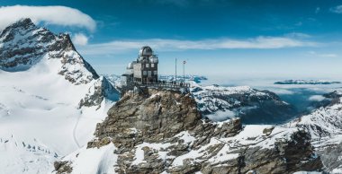 Jungfraujoch 'taki Sphinx Gözlemevi' nin hava manzarası - Dünyanın en yüksek gözlemevlerinden biri olan Avrupa 'nın tepesi, Jungfrau tren istasyonunda, Bernese Oberland, İsviçre.