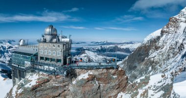 Jungfraujoch 'taki Sphinx Gözlemevi' nin hava manzarası - Dünyanın en yüksek gözlemevlerinden biri olan Avrupa 'nın tepesi, Jungfrau tren istasyonunda, Bernese Oberland, İsviçre.