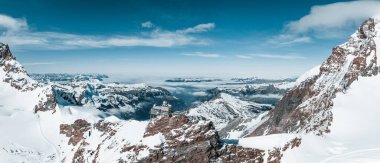 Jungfraujoch 'taki Sphinx Gözlemevi' nin hava manzarası - Dünyanın en yüksek gözlemevlerinden biri olan Avrupa 'nın tepesi, Jungfrau tren istasyonunda, Bernese Oberland, İsviçre.