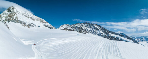 Вид с воздуха на ледник Великого Алеча, самый большой ледник в Альпах и наследие ЮНЕСКО, в кантоне Вале, Швейцария. Ледник Алеч - ледяной пейзаж в Альпах Швейцарии, Европа