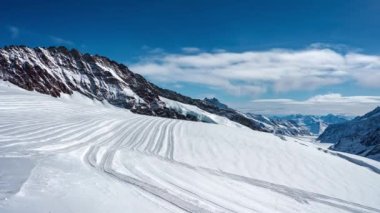 İsviçre 'nin Valais Kantonu' ndaki Alpler ve UNESCO mirasının en büyük buzulu olan Büyük Aletsch Buzulu 'nun hava manzarası. Aletsch buzulu - İsviçre, Avrupa 'nın Alplerinde buz manzarası