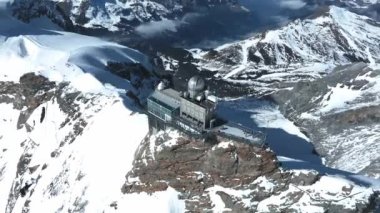 Jungfraujoch 'taki Sphinx Gözlemevi' nin hava manzarası - Dünyanın en yüksek gözlemevlerinden biri olan Avrupa 'nın tepesi, Jungfrau tren istasyonunda, Bernese Oberland, İsviçre.