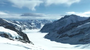 İsviçre 'nin Valais Kantonu' ndaki Alpler ve UNESCO mirasının en büyük buzulu olan Büyük Aletsch Buzulu 'nun hava manzarası. Aletsch buzulu - İsviçre, Avrupa 'nın Alplerinde buz manzarası