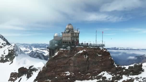 ユングフラウヨークのスフィンクス天文台の空中パノラマビュー スイスのベルネーゼ オーバーランド ユングフラウ鉄道駅に位置する世界で最も高い天文台の一つであるヨーロッパのトップ — ストック動画