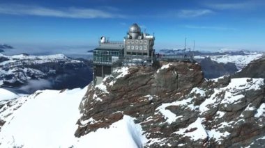 Jungfraujoch 'taki Sphinx Gözlemevi' nin hava manzarası - Dünyanın en yüksek gözlemevlerinden biri olan Avrupa 'nın tepesi, Jungfrau tren istasyonunda, Bernese Oberland, İsviçre.