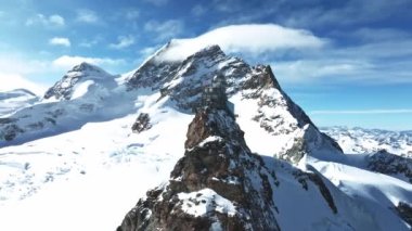 Jungfraujoch 'taki Sphinx Gözlemevi' nin hava manzarası - Dünyanın en yüksek gözlemevlerinden biri olan Avrupa 'nın tepesi, Jungfrau tren istasyonunda, Bernese Oberland, İsviçre.