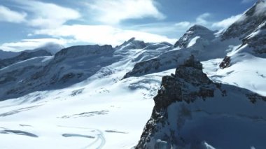 Jungfraujoch 'taki Sphinx Gözlemevi' nin hava manzarası - Dünyanın en yüksek gözlemevlerinden biri olan Avrupa 'nın tepesi, Jungfrau tren istasyonunda, Bernese Oberland, İsviçre.