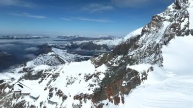 Jungfraujoch 'taki Sphinx Gözlemevi' nin hava manzarası - Dünyanın en yüksek gözlemevlerinden biri olan Avrupa 'nın tepesi, Jungfrau tren istasyonunda, Bernese Oberland, İsviçre.