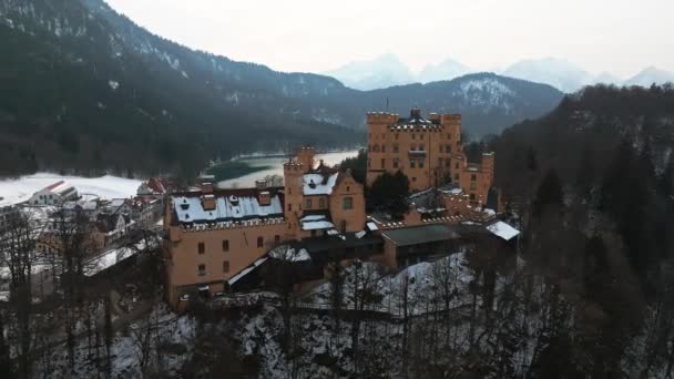 Une Vue Aérienne Château Hohenschwangau Entouré Par Forêt Hiver Allemagne — Video