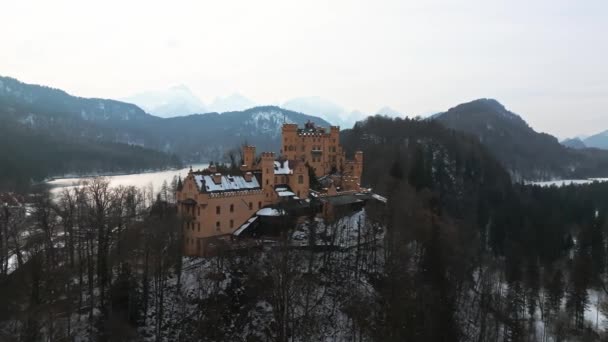 德国冬林环绕的霍亨施万高城堡的鸟瞰图 — 图库视频影像