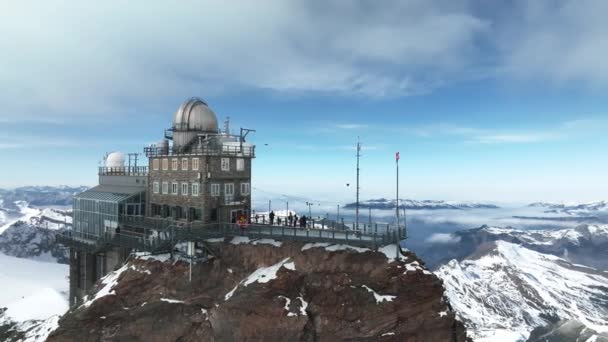 ユングフラウヨークのスフィンクス天文台の空中パノラマビュー スイスのベルネーゼ オーバーランド ユングフラウ鉄道駅に位置する世界で最も高い天文台の一つであるヨーロッパのトップ — ストック動画