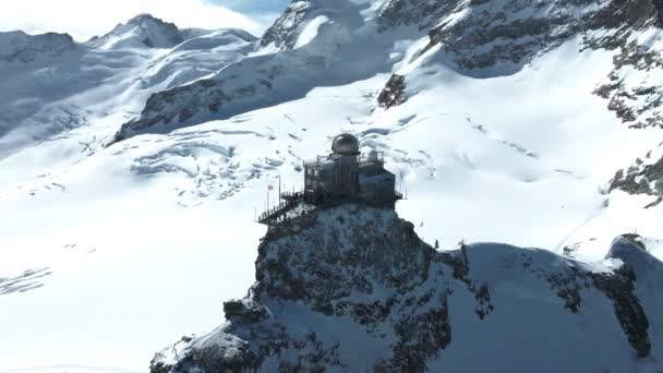 位于欧洲山顶的狮身人面像观测台的空中全景 该观测台是世界上位于瑞士上贝内塞奥伯兰君夫鲁火车站的最高观测台之一 — 图库视频影像