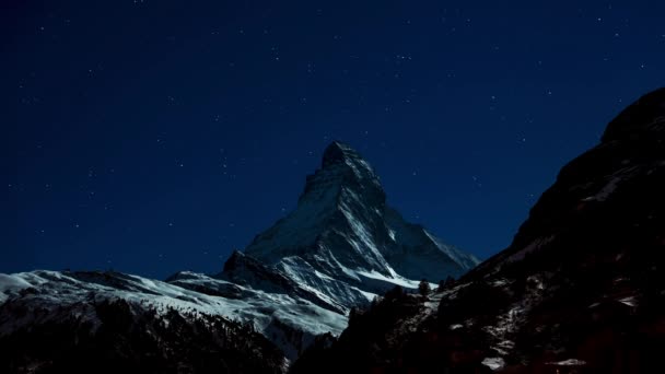 在瑞士阿尔卑斯山的马特宏山 夜晚从泽马特镇俯瞰美丽的4K时差 星星和银河穿过村庄 穿过马特宏河 — 图库视频影像