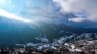 İsviçre 'nin Grindelwald kasabası. Geceleri İsviçre 'de Interlaken yakınlarındaki Jungfrau kayak merkezinin hava görüntüleri..