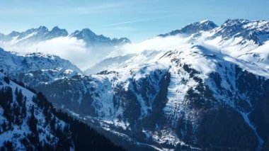 Güneşli kış günlerinde Avusturya 'daki St. Anton kayak merkezindeki dağların uçuş süresi uzadı..