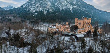 Almanya 'daki Hohenschwangau Kalesi' nin hava manzarası..