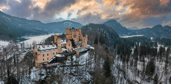 Una Vista Aérea Del Castillo Hohenschwangau Rodeado Bosque Invierno Alemania —  Fotos de Stock