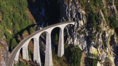 İsviçre 'nin Filisur kentindeki hava manzaralı ünlü dağ. Landwasser Viyadük - İsviçre Alplerinde Buzul ekspresi olan dünya mirası.