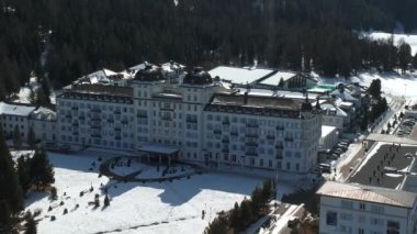 Dünyanın en ünlü kayak merkezi St. Moritz, Graubunden, İsviçre 'nin hava manzarası.