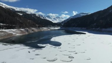 İsviçre Alp Dağları 'ndaki su barajının ve rezervuar gölünün hava görüntüsü sürdürülebilir hidroelektrik enerjisi, hidroelektrik üretimi ve küresel ısınmayı sınırlamak için yenilenebilir enerji üretiyor.. 