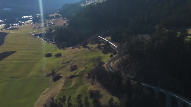 Luftaufnahme Des Zuges Durch Den Berühmten Berg Filisur Schweiz Landwasserviadukt — Stockvideo