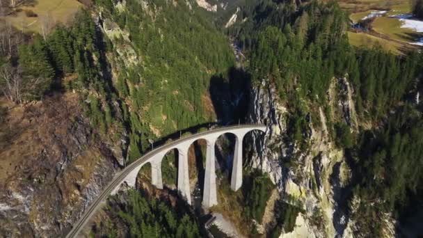 Sviçre Nin Filisur Kentindeki Hava Manzaralı Ünlü Dağ Landwasser Viyadük — Stok video