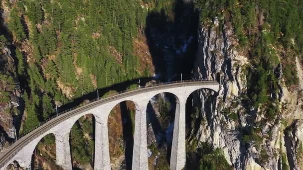 Flygfoto Berömda Berg Filisur Schweiz Landwasser Viaduct Världsarv Med Tåg — Stockvideo