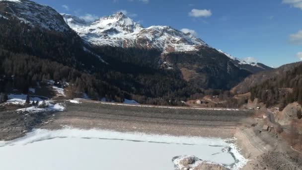 持続可能な水力発電 水力発電 再生可能エネルギーを生産するスイスアルプスの山々の水ダムと貯水池の湖の空中ビューは 地球温暖化を制限する — ストック動画