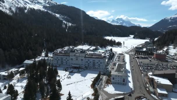 スイス グラウビュンデン州セントモリッツの世界的に有名なスキーリゾートの空中冬の景色 — ストック動画