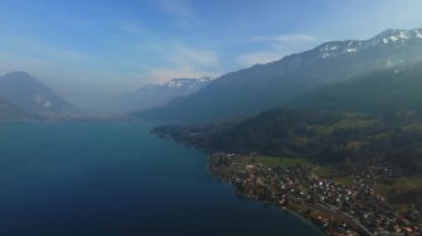 Göl kenarındaki ormanlı kayalık uçurumların havadan görünüşü. Dramatik ve resimli bir sahne. İsviçre Alpleri 'nde Bachalpsee, Grindelwald Vadisi, Bernese Oberland, Avrupa. Güzellik dünyası.
