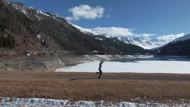 Jovem Correndo Pela Bela Paisagem Suíça Alpes Poderosos Segundo Plano — Vídeo de Stock