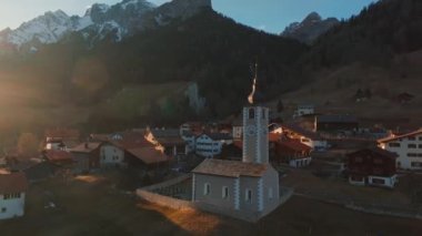 Alplerdeki güzel bahar harikalar diyarı manzarasının panoramik manzarası. Maria Gern 'in kutsal kilisesi ve arka planda Watzmann zirvesi.