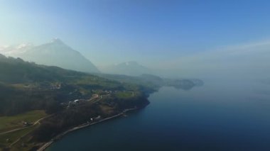 Göl kenarındaki ormanlı kayalık uçurumların havadan görünüşü. Dramatik ve resimli bir sahne. İsviçre Alpleri 'nde Bachalpsee, Grindelwald Vadisi, Bernese Oberland, Avrupa. Güzellik dünyası.