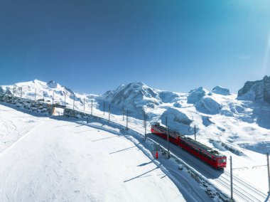 Zermatt, İsviçre Gonergratbahn treni Gornergrat istasyonuna doğru koşuyor ve Matterhorn 'u net bir şekilde gören ünlü turistik bir yerde gözlemevi var..