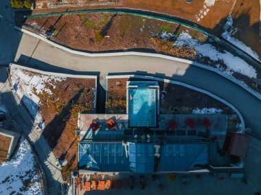 Zermatt Matterhorn zirvesi manzaralı açık hava sonsuzluk havuzu. Lüks otel konsepti. Alplerde sonsuzluk açık havuzu.