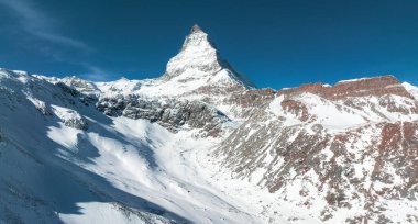 Ufuktaki Matterhorn zirvesi manzaralı güzel Zermatt kayak merkezi. Güzel İsviçre Alpleri.