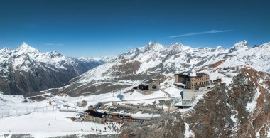 Matterhorn ya da Cervino Dağı, Zermatt, Valais, İsviçre, Avrupa 'da lüks otelin ve Gornergrat' taki astronomik gözlemevinin hava manzarası.