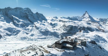 Matterhorn ya da Cervino Dağı, Zermatt, Valais, İsviçre, Avrupa 'da lüks otelin ve Gornergrat' taki astronomik gözlemevinin hava manzarası.